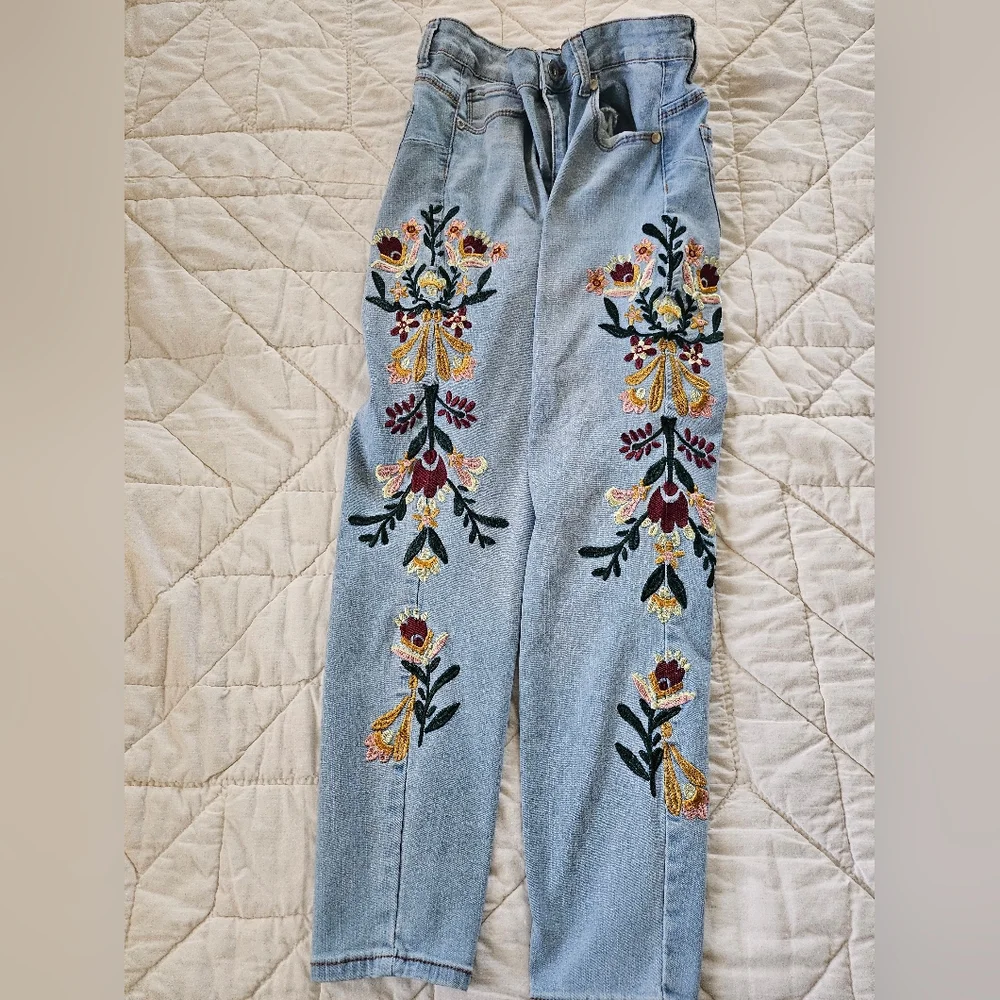 Sandpiper-Floral Embroidered Distressed Jeans- Size 8P - Picture 3 of 9